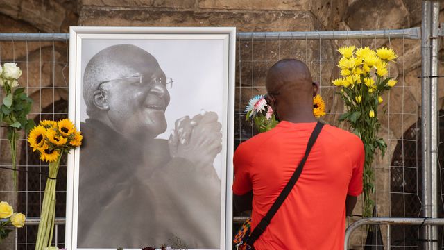 Un homme apporte des fleurs à la cathédrale Saint-Georges, après l'annonce du décès de l'icône sud-africaine anti-apartheid, l'archevêque Desmond Tutu, au Cap le 26 décembre 2021 afp.com - RODGER BOSCH