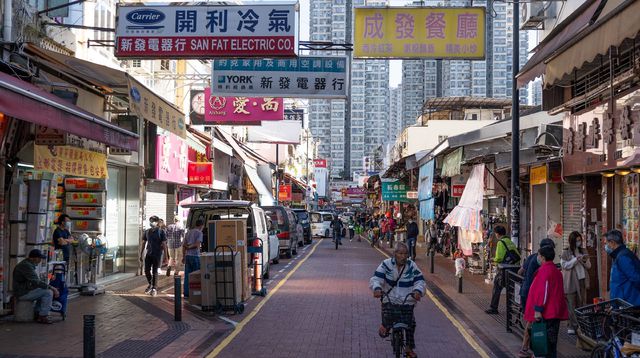 Une rue commerçante de Sheung Shui, le 10 décembre 2021 à Hong Kong afp.com - Bertha WANG