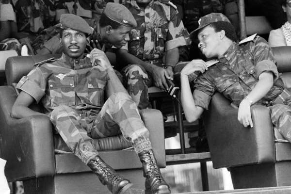 Thomas Sankara lors d'un défilé militaire à Ouagadougou le 4 août 1985 afp.com - DANIEL LAINE