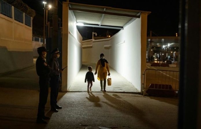 Des personnes arrivent à Findeq dans le nord du Maroc en provenance de l'enclave espagnole de Ceuta après la réouverture des frontières terrestres entre les deux pays, le 17 mai 2022 afp.com - FADEL SENNA