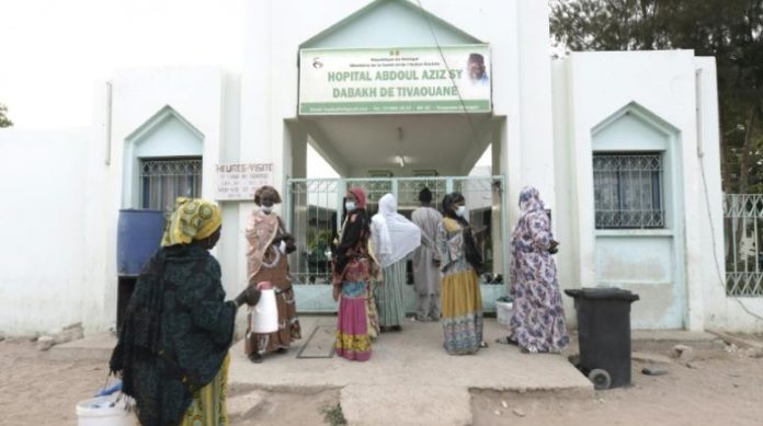 Des visiteurs attendent devant l'hôpital public Mame Abdoul Aziz Sy Dabakh, où onze bébés sont morts dans un incendie, à Tivaouane, au Sénégal, le 26 mai 2022 afp.com - SEYLLOU