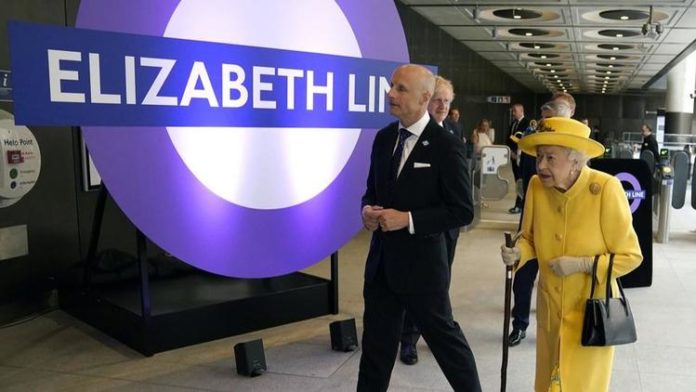 La reine Elizabeth II à l'inauguration d'une ligne de métro portant son nom, à la station de Paddington à Londres le 17 mai 2022 afp.com - Andrew Matthews