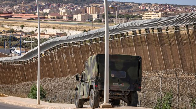 Un véhicule des forces de sécurité marocaines stationné près de la frontière entre l'enclave espagnole de Melilla et la ville de Nador, le 26 juin 2022 au Maroc afp.com - FADEL SENNA