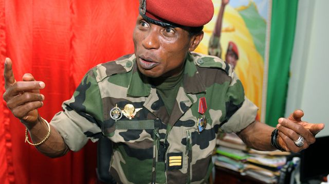 Le capitaine Moussa Dadis Camara, alors chef de la junte militaire en Guinée, à son bureau à Conakry, le 1er octobre 2009 afp.com - SEYLLOU