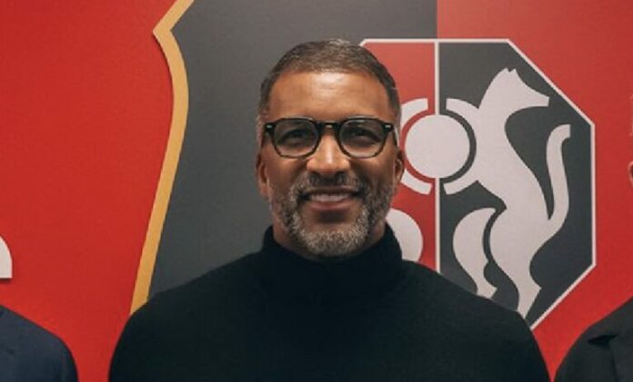 Habib Beye dans la cour des grands Pour remplacer Jorge Sampaoli, le Stade Rennais a décidé de confier les clés de son équipe première à Habib Beye. Un entraîneur qui est suivi depuis un petit moment par la direction bretonne. Pour le franco-sénégalais, c’est le début d’une carrière d’entraîneur (prometteuse). Libre depuis son départ du Red Star en mai 2024, le Sénégalais âgé de 47 ans attendait la bonne opportunité et surtout le bon projet pour faire ses grands débuts sur un banc de Ligue 1. Il y a quelques semaines, il était d’ailleurs en pourparlers avec le FC Nantes, qui souhaitait se séparer d’Antoine Kombouaré après une mauvaise série de résultats. Mais cela ne s’est finalement pas fait. Quelques semaines plus tard, le natif de Suresnes a finalement rebondi à quelques kilomètres des Canaris, puisqu’il a signé au Stade Rennais. « Habib Beye rejoint le Stade Rennais F.C. jusqu’à la fin de la saison avec des conditions prédéfinies pour une prolongation d’une saison. Il prendra en charge l’entraînement, avec comme première mission de recréer une dynamique sportive positive. Le club lui adresse toute sa confiance, convaincu qu’il saura exploiter le plein potentiel de son effectif », pouvait-on lire sur le site officiel du SRFC. Nous pouvons d’ailleurs apporter une petite précision concernant les conditions de sa prolongation puisqu’elle sera automatique si Beye assure le maintien de son équipe dans l’élite. Une mission qui ne sera pas évidente puisque le SRFC végète actuellement à la 16e place du classement après 25 journées. Selon nos informations, l’ancien latéral droit de Strasbourg, de l’Olympique de Marseille ou encore de Newcastle avait déjà été reçu par les dirigeants rennais, qui avaient apprécié son discours clair et structuré, en plus de sa vision et de sa philosophie de jeu. C’est pour cette raison que son nom était de nouveau dans les petits papiers du club après le limogeage de Julien Stéphan et avant la signature de Jorge Sampaoli. Cette fois-ci a été la bonne. Habib Beye et ses représentants ont été approchés après la défaite de Rennes face à Monaco (3 à 2). C’est là que le vent a clairement tourné pour El Pelado, pointé du doigt publiquement par Seko Fofana pour son coaching. En coulisses, les Bretons ont avancé leurs pions pour recruter Beye. Les dirigeants ont totalement adhéré au discours novateur du technicien ainsi qu’à ses principes de jeu, basés notamment sur l’intensité et le rythme. Tout cela leur a plu et finalement, tout s’est fait assez rapidement puisque la signature a été bouclée fin janvier 2025. Habib Beye, dont l’objectif depuis le début de la saison était de coacher en L1, vient, accompagné de deux adjoints, à savoir Sébastien Bichard et Olivier Saragaglia. Et il est très motivé et prêt pour ce défi nous assure-t-on. « On a une dizaine de matchs qui doivent nous amener à être performants ensemble et nous devons tous être ensemble pour cette belle aventure. La situation est ce qu’elle est et elle est loin d’être dramatique à mon avis. À aucun moment je me suis dit “la situation est difficile et que tu peux rester trois mois…’’. Ce qui me motive dans ma vie, c’est les défis », a laissé entendre le nouveau coach rennais. Pour la petite histoire, Habib Beye est le premier coach sénégalais à entraîner en Ligue 1 française. Vraiment pour la petite histoire… GFY Légende : Habib Beye : « Ce qui me motive dans ma vie, c’est les défis ».