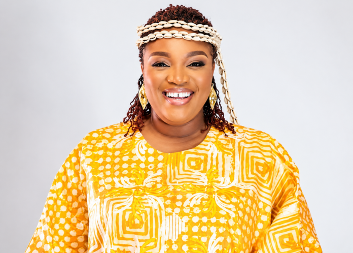 Patricia Lamah, entrepreneure guinéenne et ancienne ministre de la Femme, vêtue d'une tenue traditionnelle jaune
