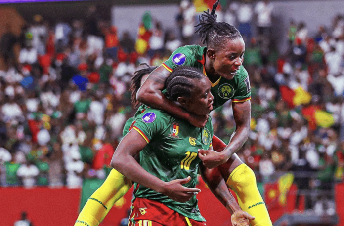 Deux joueuses du Cameroun célèbrent la victoire de leur équipe à la CAN féminine 2026