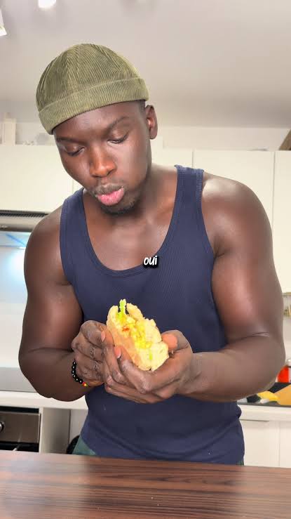 Le créateur de contenu Niang Cook en train de faire un tuto cusine.