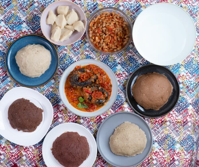 Plats traditionnels africains avec poisson, haricots et différents féculents