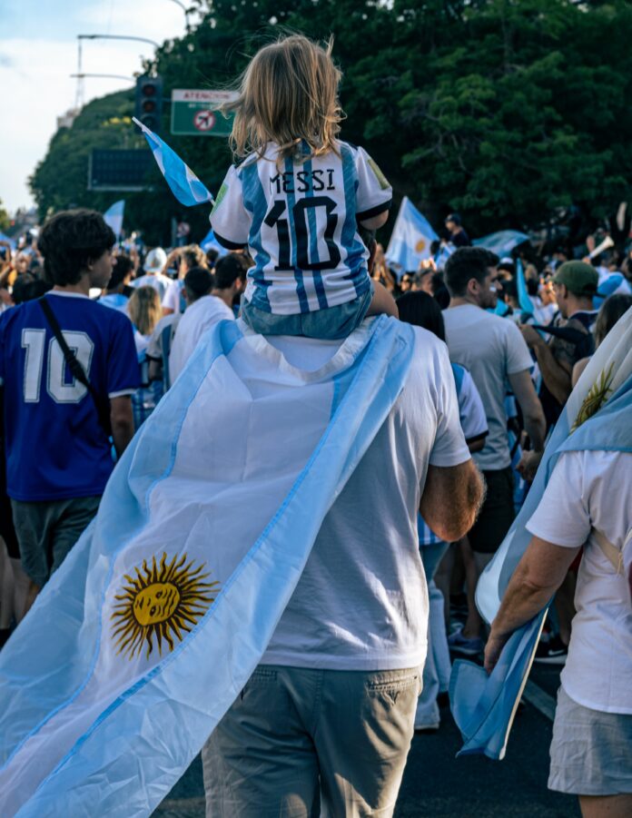 Supporters argentins avec un enfant portant le maillot de Lionel Messi