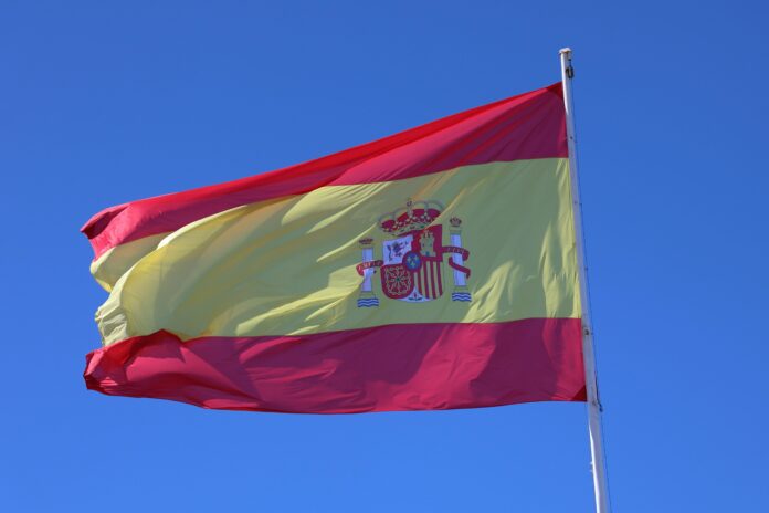Drapeau espagnol flottant dans le ciel