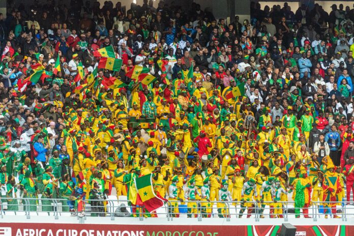 Supporters africains dans les tribunes lors d’un match de football