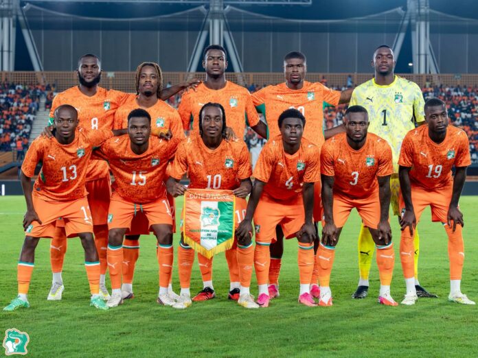 Équipe nationale de Côte d'Ivoire en maillot orange avant un match de football